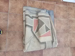 Alfombra de tela beige y rosa