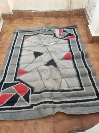 Alfombra de tela beige y rosa