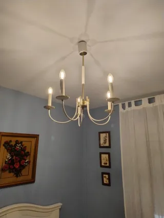 Lámpara de techo dorada y blanca