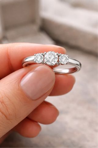 Anillo de compromiso con tres diamantes.