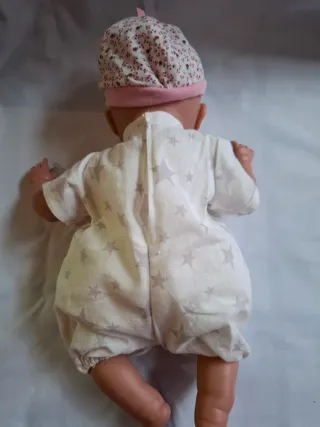 Muñeca bebé con gorrito y pijama