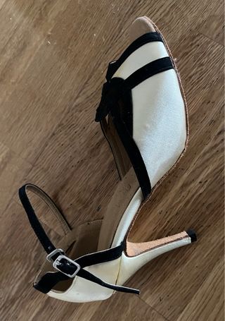 Zapatos de Baile Latino Negro y Dorado. Tacón 8 cm