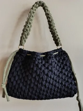 Borsa fatta a mano con laccetti