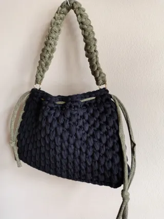 Borsa fatta a mano con laccetti