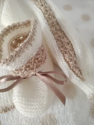 Conjunto bebé tejido a mano lana hilo