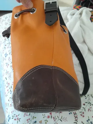 Bolso de piel marrón y naranja