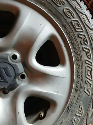 4 neumáticos con llantas