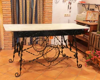 mesa antigua de hierro forjado artesanal y mármol