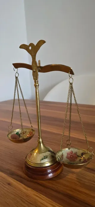 Balanza antigua de bronce