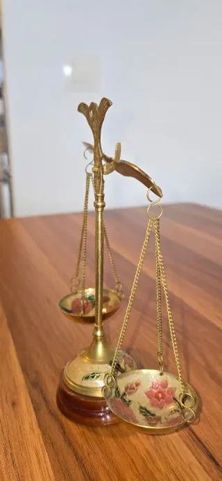 Balanza antigua de bronce