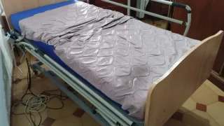 Cama articulada hospitalaria