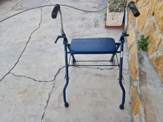 Andador para mayor con asiento azul..