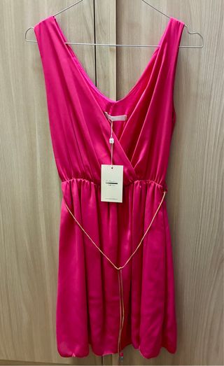 Vestito fucsia con cintura dorata