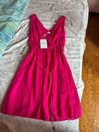 Vestito fucsia con cintura dorata