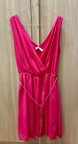 Vestito fucsia con cintura dorata