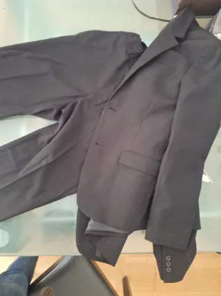 Traje negro niño talla 11-12 años. Usado muy poco