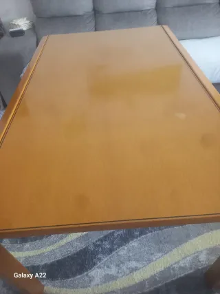 Mesa de comedor de madera