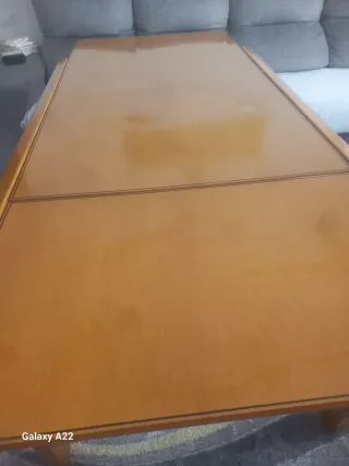 Mesa de comedor de madera