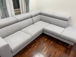 Divano angolare grigio in tessuto