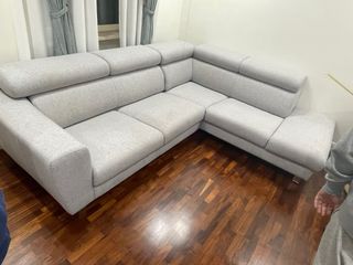 Divano angolare grigio in tessuto