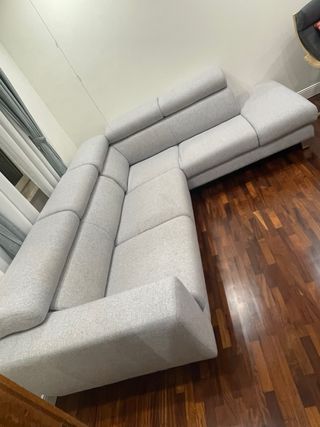 Divano angolare grigio in tessuto