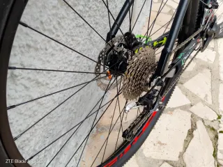 Bicicleta de Montaña Negra y Roja, marca Mondraque