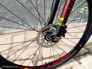 Bicicleta de Montaña Negra y Roja, marca Mondraque