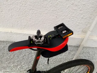 Bicicleta de Montaña Negra y Roja, marca Mondraque