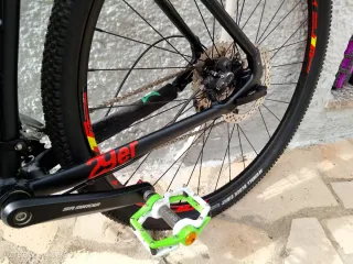 Bicicleta de Montaña Negra y Roja, marca Mondraque