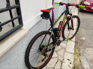 Bicicleta de Montaña Negra y Roja, marca Mondraque