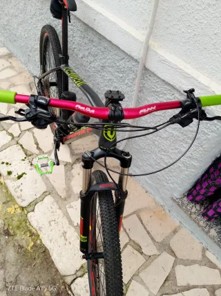 Bicicleta de Montaña Negra y Roja, marca Mondraque