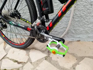 Bicicleta de Montaña Negra y Roja, marca Mondraque