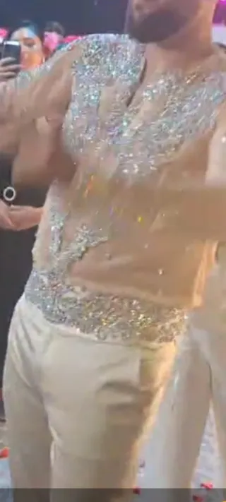 Traje de novio dorado y piedra boreales