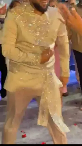 Traje de novio dorado y piedra boreales