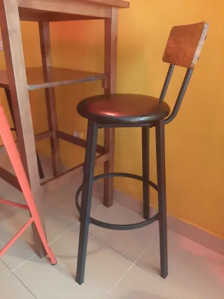 Taburetes altos metálicos y de madera + regalo