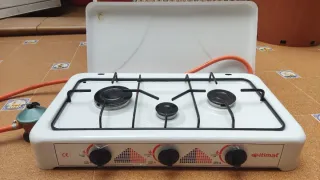 Hornillo Gas 3 Fuegos con Goma . Es la grande.