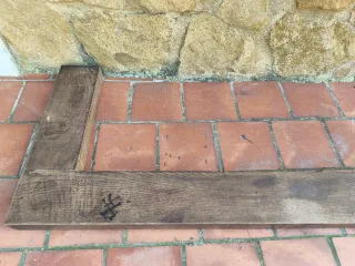 Repisa de chimenea de madera y piedra