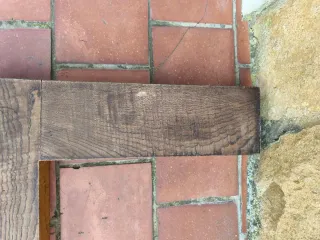 Repisa de chimenea de madera y piedra
