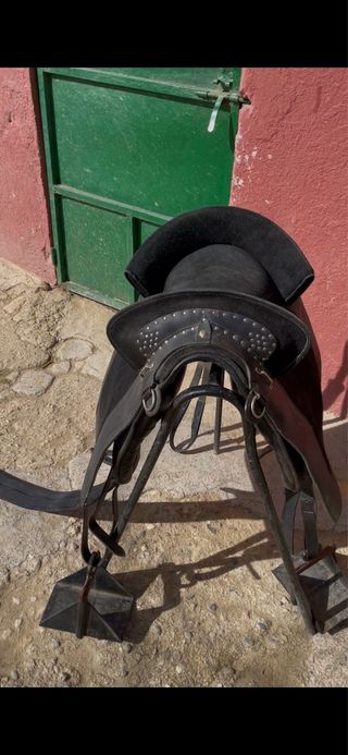 Montura de caballo negra