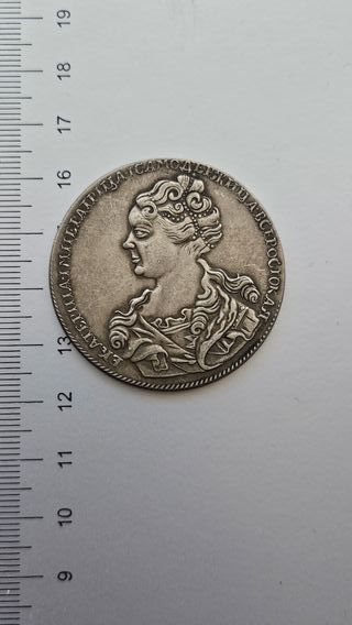 Moneda Antigua con Retrato de Mujer