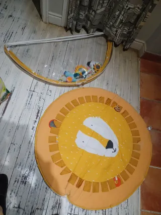 Gimnasio para bebés con arco y juguetes