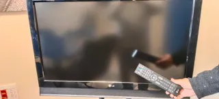 Se vende TV LG 37 " con mando a distancia.