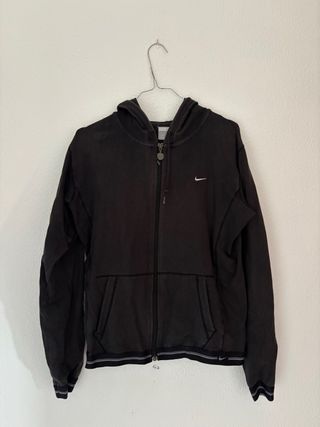 Chaqueta con capucha Nike negra