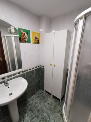 Mueble baño alto y estrecho blanco