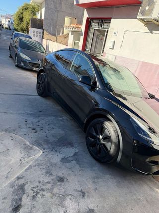 Tesla Model Y 2025