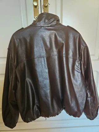 Chaqueta bomber efecto piel marrón.