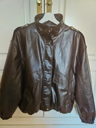 Chaqueta bomber efecto piel marrón.