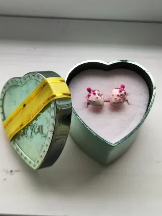 Graziosi orecchini per bambini a forma di fragolina