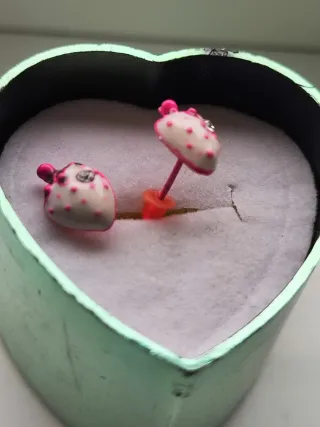 Graziosi orecchini per bambini a forma di fragolina