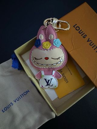 Llavero de diseño Louis Vuitton rosa